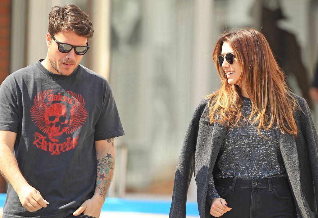 Plano medio de Dani Martín y Blanca Suárez paseando por Madrid