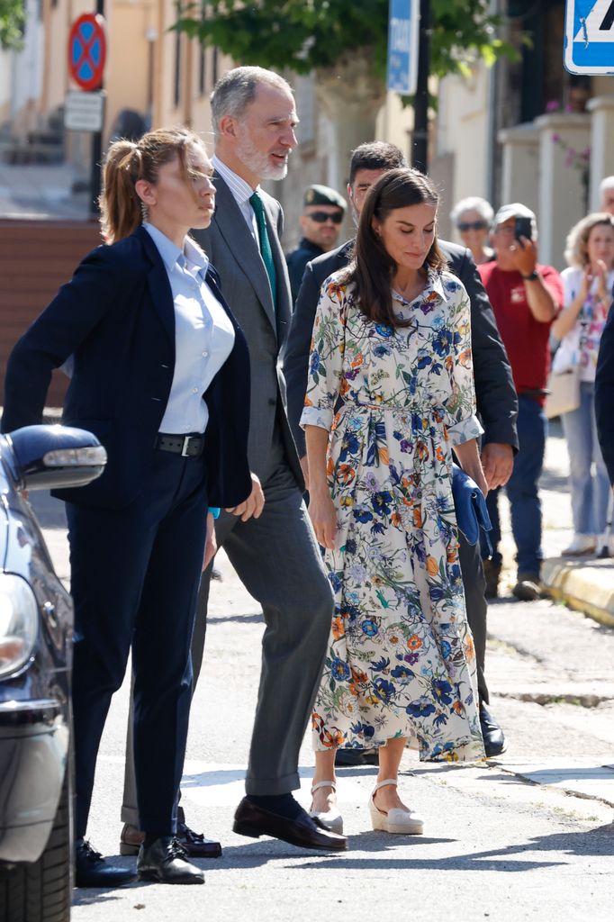 La reina Letizia luce un vestido camisero de flores con alpargatas en Cáceres