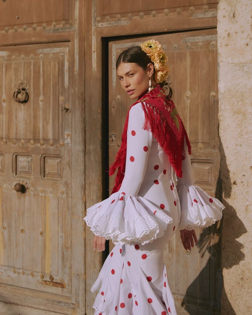 Feria de abril de Sevilla traje de flamenca y mantón