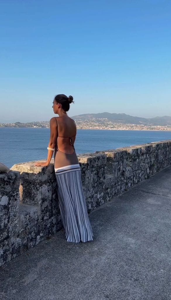 Lucía Bárcena con vestido de tirantes