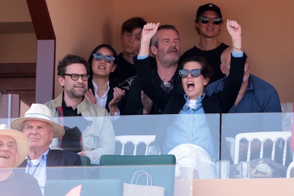 La pareja viendo el partido de Carlos Alcaraz