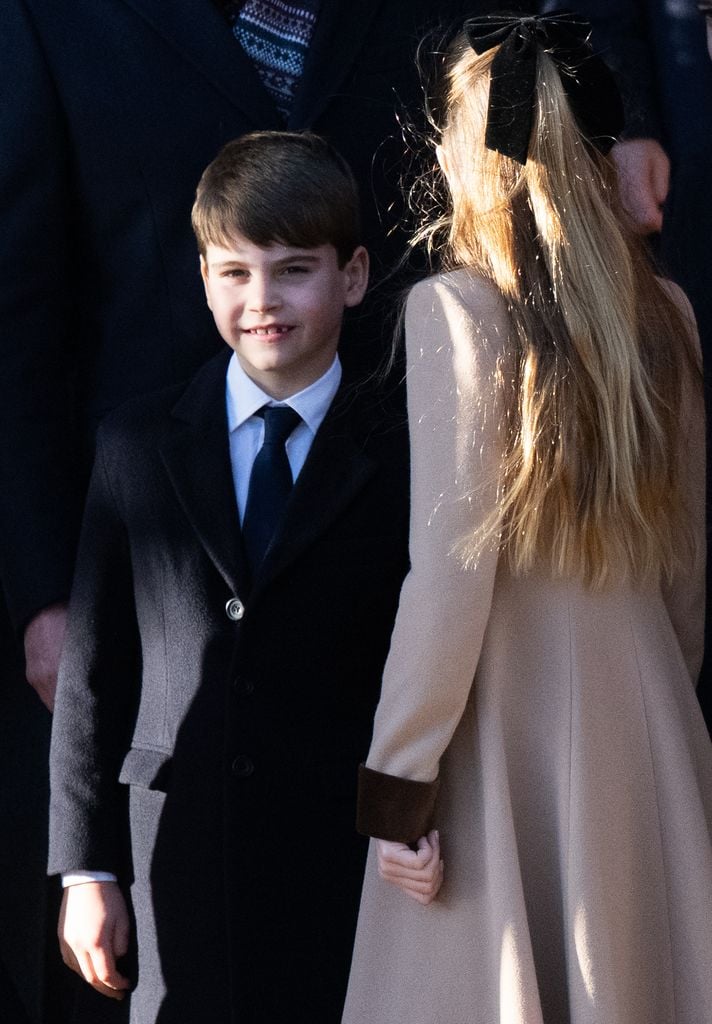 El príncipe Luis con su hermana, Charlotte, de espaldas en Navidad