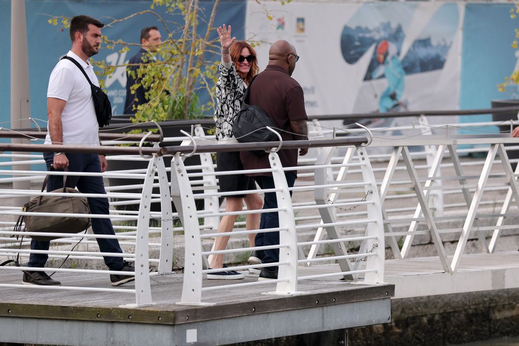 Julia Roberts llega muy sonriente al Festival de Venecia 2025 para presentar su película 'Caza de brujas'