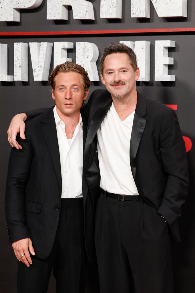 Sobre estas líneas, Jeremy Allen y Scott Cooper en el photocall de 'Springsteen: Deliver me from nowhere' 