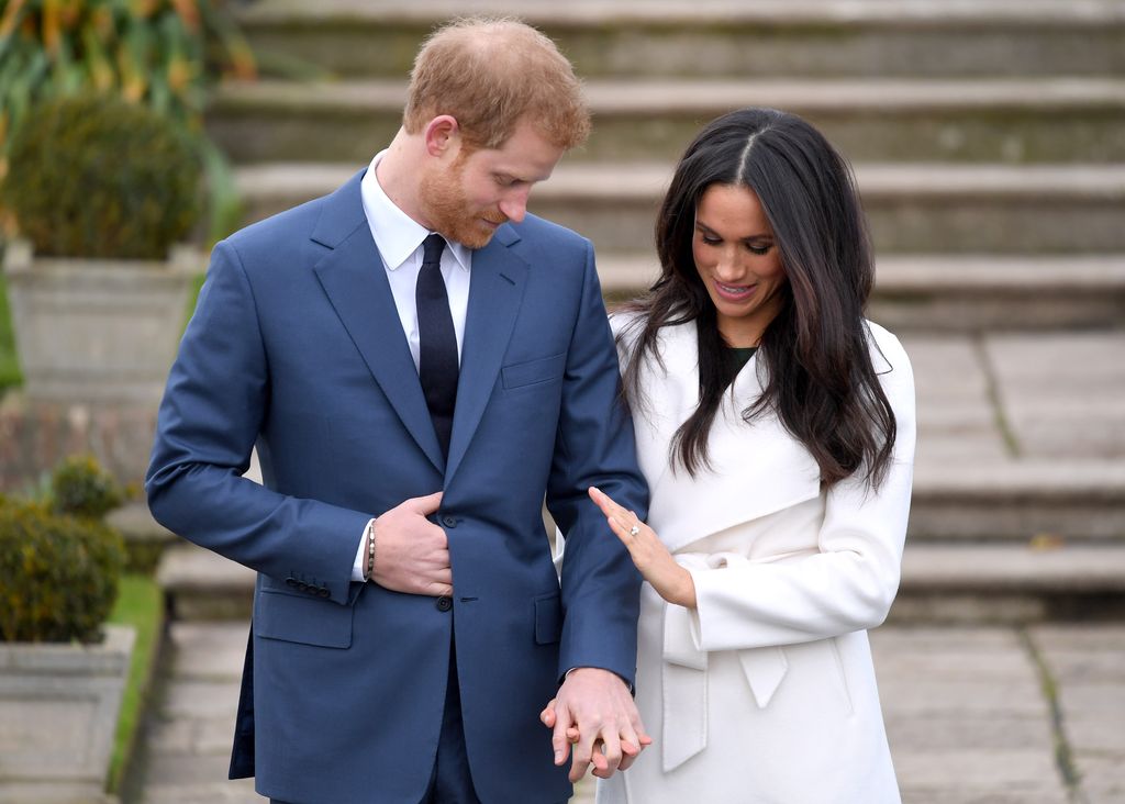 Harry y Meghan posando ante la prensa en el Palacio de Kensington el 27 de noviembre del 2017 anunciando su boda para la primavera de 2018
