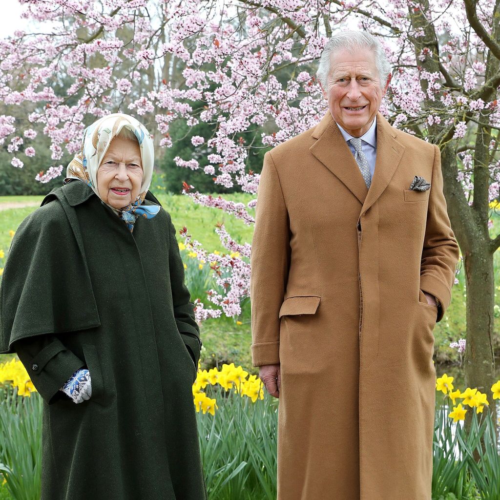 Hola 4002 Reina Isabel de Inglaterra y el príncipe Carlos