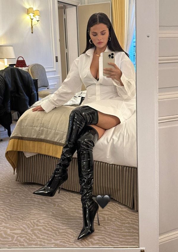 Slena Gomez con look de fiesta: camisa y botas altas