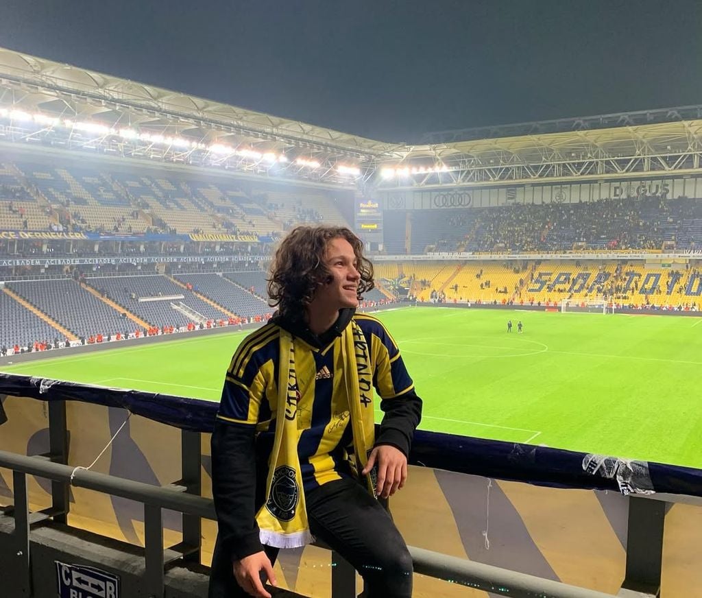 El joven actor es un apasionado del fútbol y su equipo del alma es el Fenerbahçe