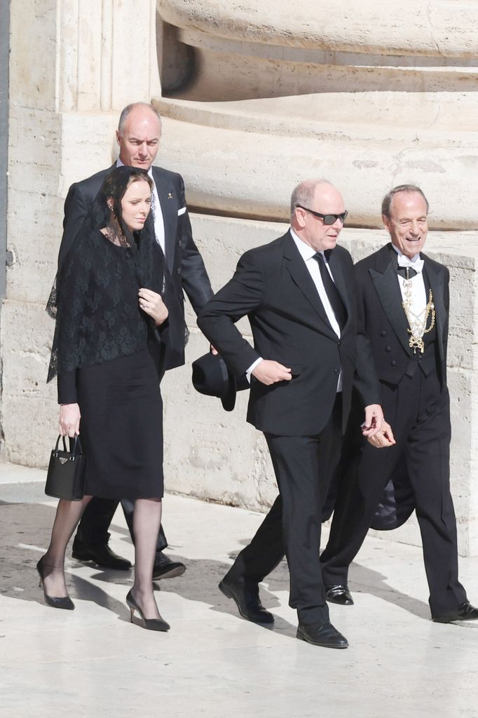 Alberto de Mónaco y Charlene de Mónaco en el funeral del Papa Francisco