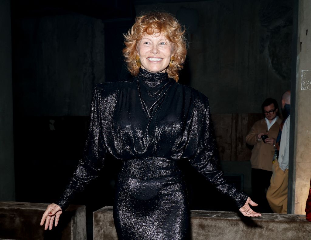 Pamela Anderson en el show de Mugler en la Paris Fashion Week