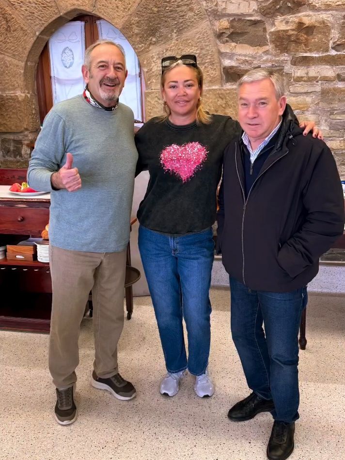 Belén, junto a Karlos Arguiñano y Javier Clemente