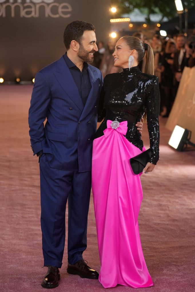 Hasta ahora, ni Brett Goldstein ni Jennifer Lopez han hecho comentarios al respecto