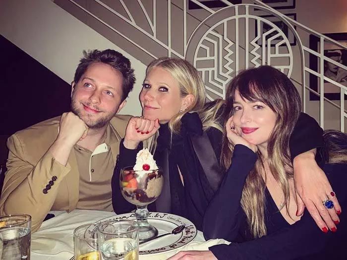Gwyneth Paltrow y Dakota Johnson con el periodista Derek Blagsberg
