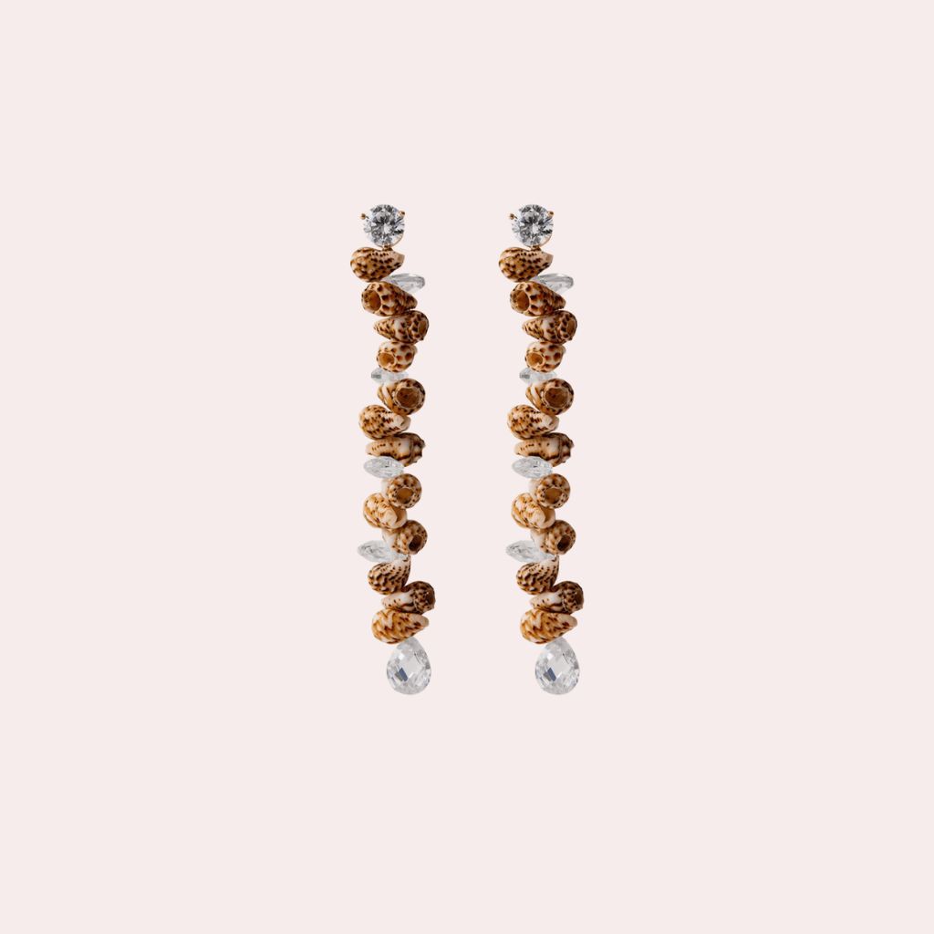 Pendientes largos de plata 925 bañada en oro amarillo de 18k con conchas marrones y cristales Cristal Aristocrazy