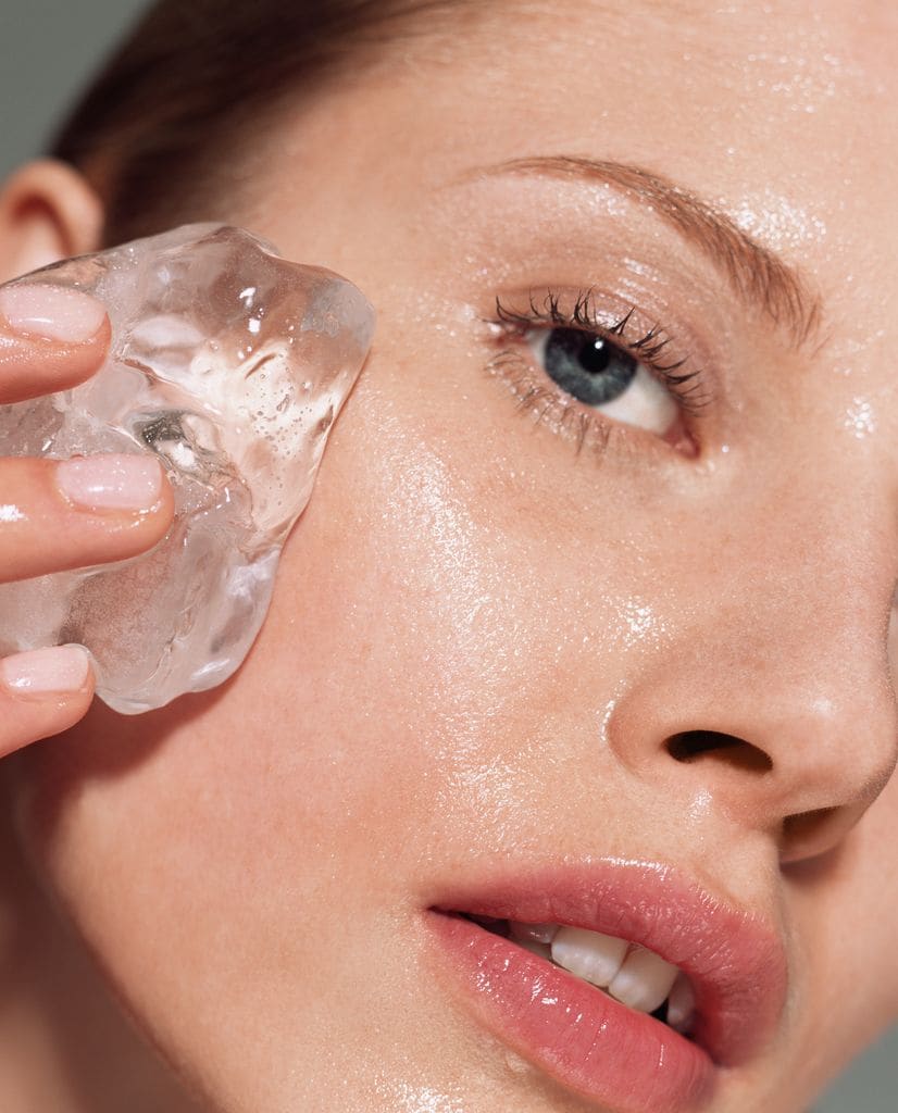 Mujer piel bonita con hielo en la cara