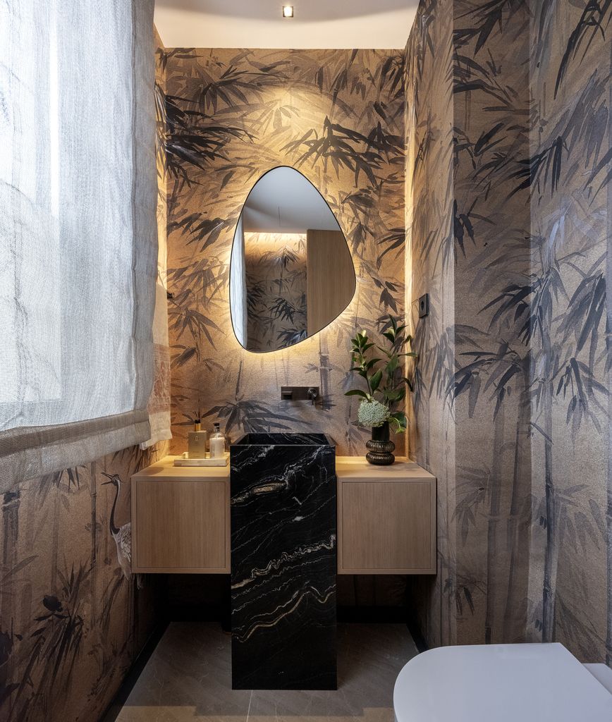 Mueble de lavabo de madera y mármol negro