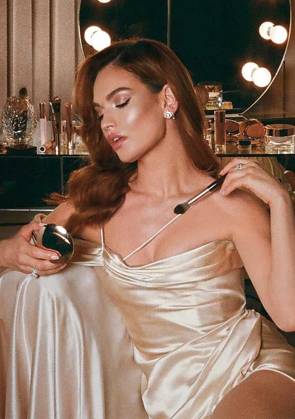 Lily James para Charlotte Tilbury