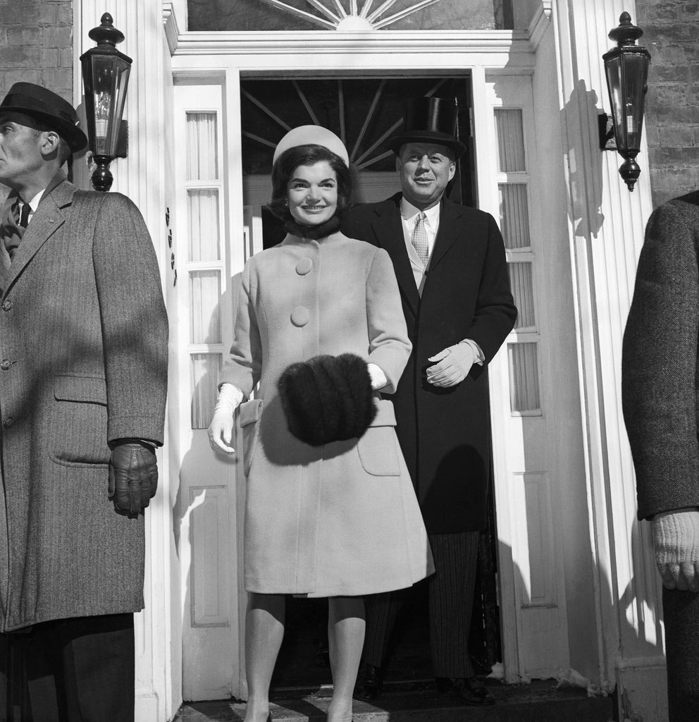 Foto en blanco y negro de Jackie Kennedy con su icónico look azul para la investidura presidencial de John F. Kennedy, en 1961.