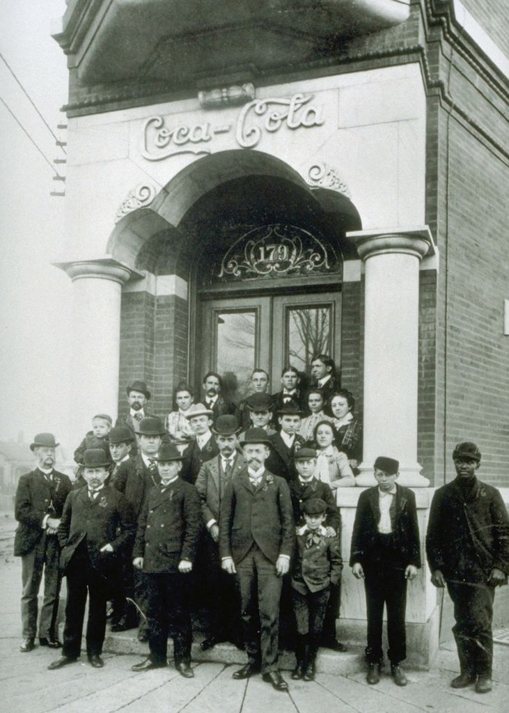 Primeros empleados de Coca-Cola en Atlanta, en los años en los que la pequeña fórmula creada por un farmacéutico comenzaba a transformarse en una gran empresa