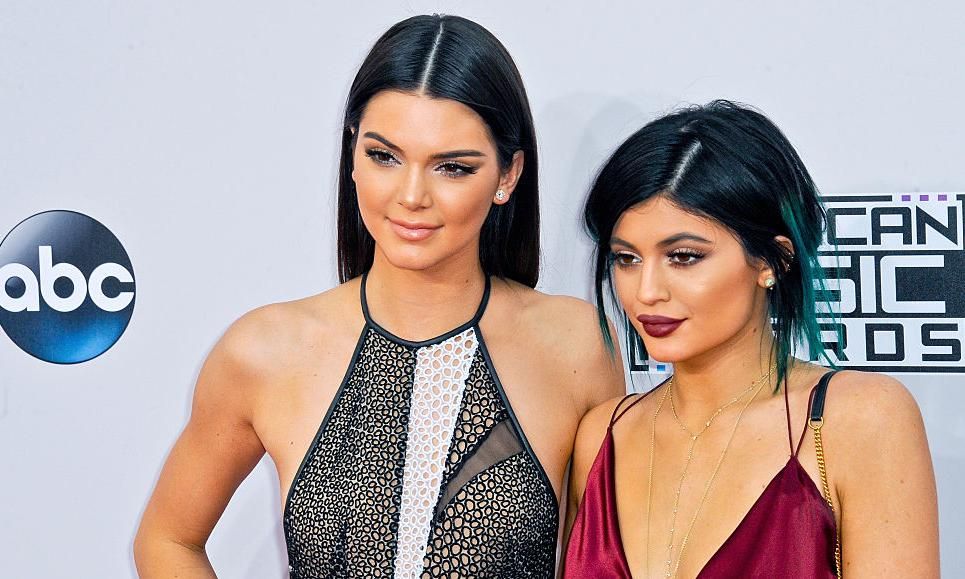 kendall jenner con cabello liso y eyes makeup en colores oscuros y kylie jenner con labios voluptuosos y mechas verdes