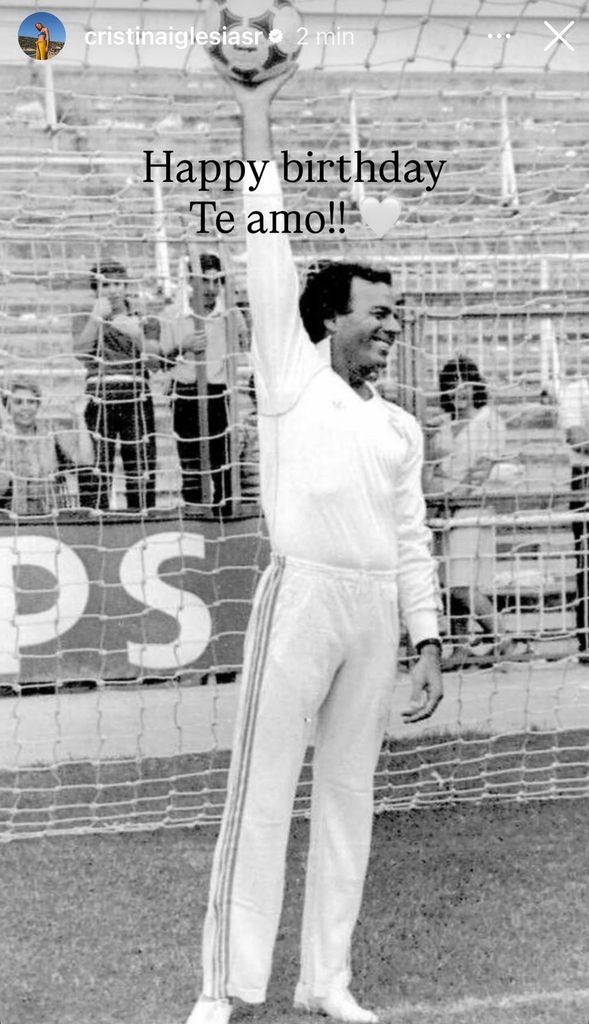 Cristina Iglesias felicitó a su padre con esta fotografía, que representa una de las más grandes pasiones del cantante: el fútbol.