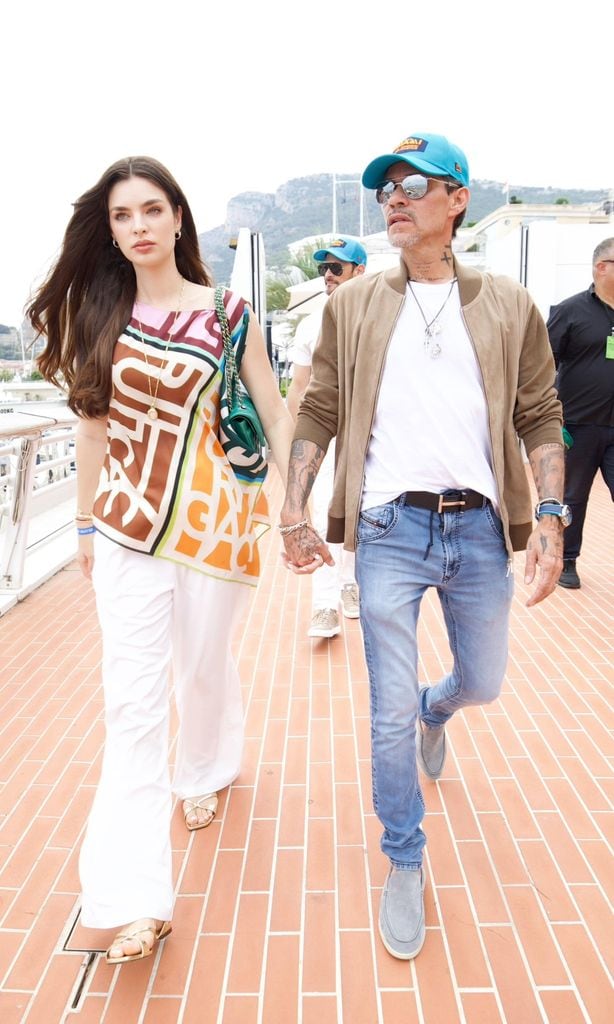Nadia Ferreira y Marc Anthony por Europa, creando memorias juntos.