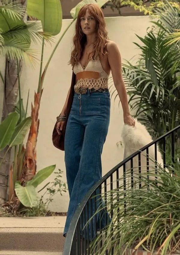 Amelia Bono con top crochet de Sandro y vaqueros de Zara