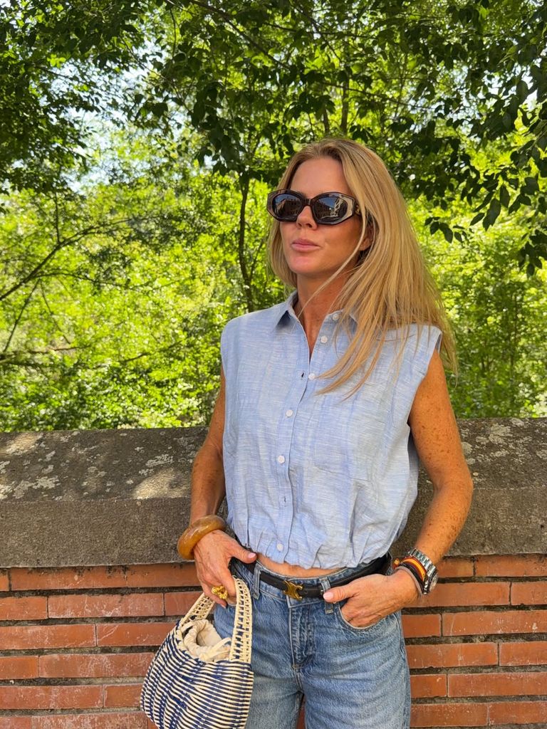 Amelia Bono con los pantalones que estilizan y alargan las piernas.