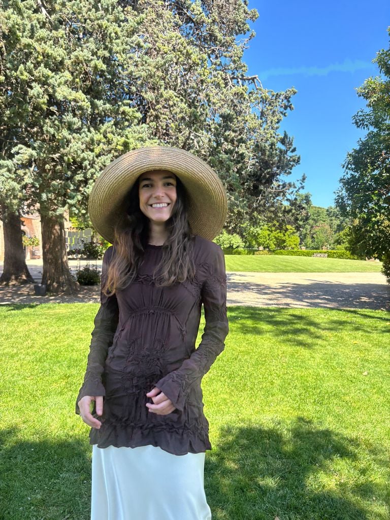invitada anónima con pamela