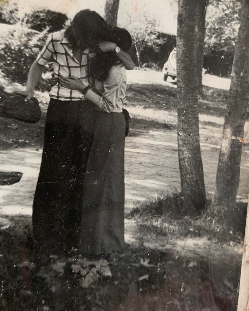 El diseñador ha compartido una bonita misiva de despedida junto a varias fotos vintage de sus padres