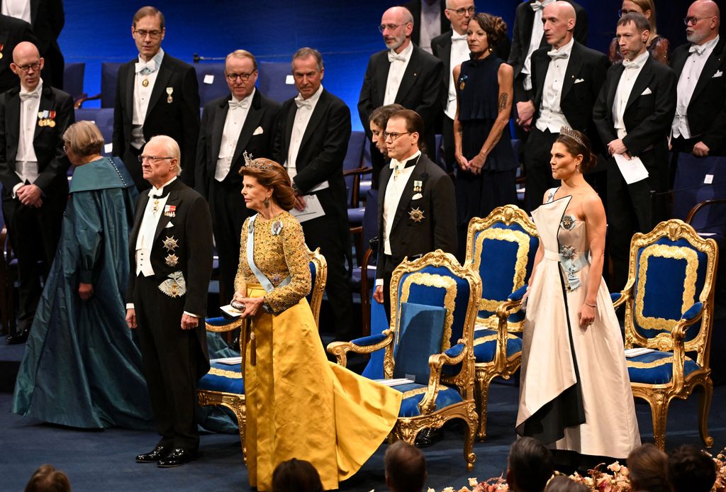 Victoria de Suecia radiante con la tiara fringe en los premios nobel 2025