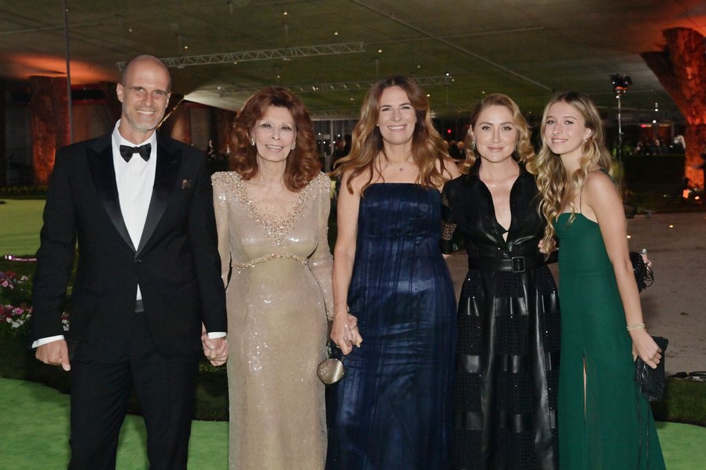 Sofia Loren posa con su hijo Edoardo, su mujer Sasha Alexander y su nieta, Lucia 