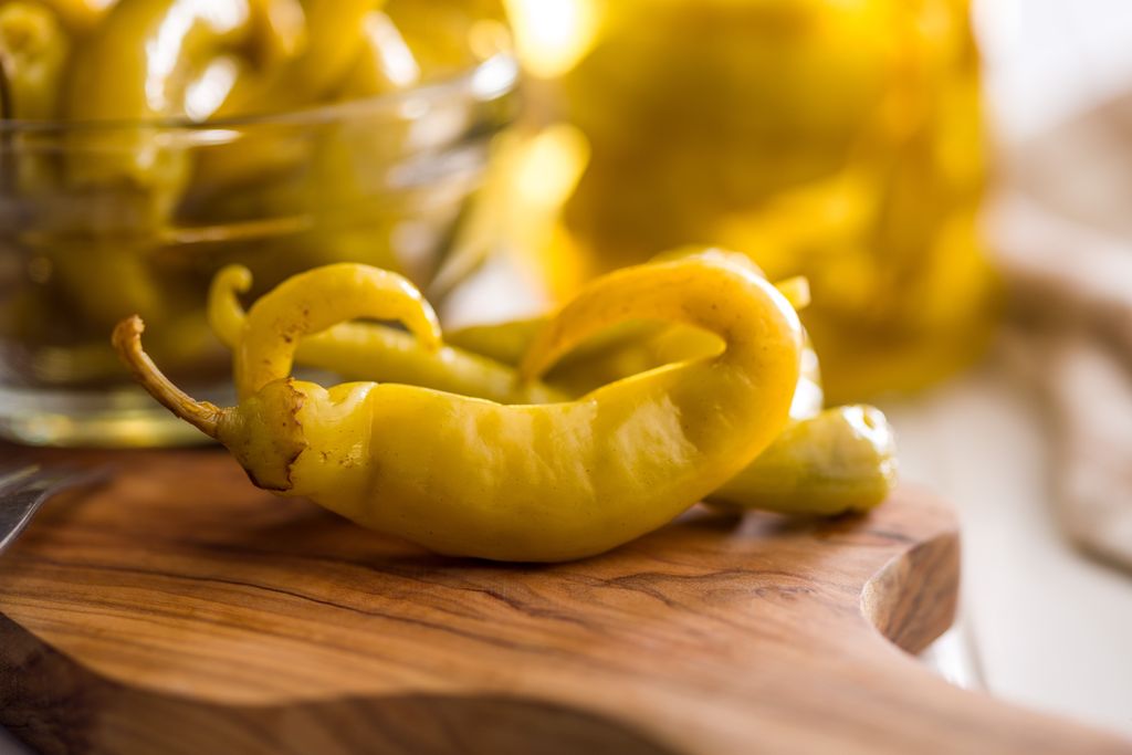 Las piparras aportan un punto fresco y ligeramente ácido que equilibra la cremosidad del relleno.