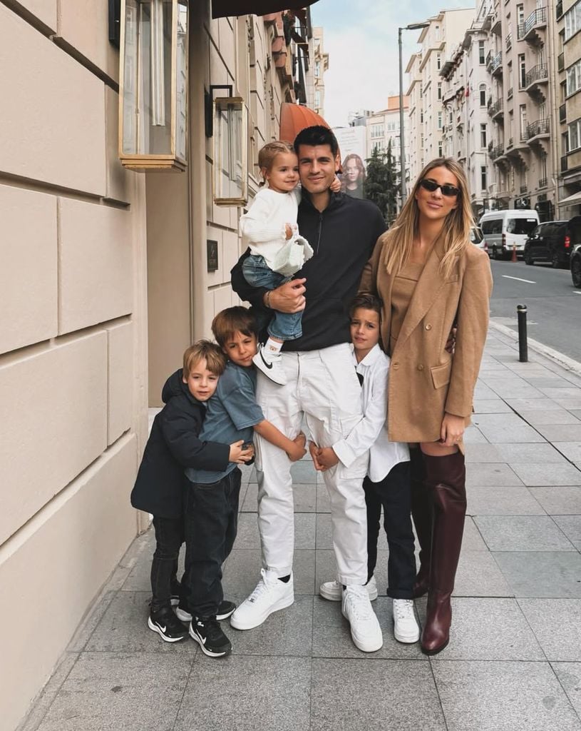 Álvaro Morata y Alice Campello con sus hijos