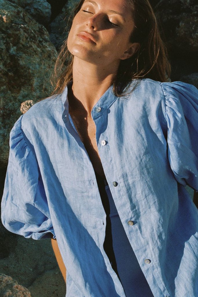 Blusa azul de lino de Monbali.