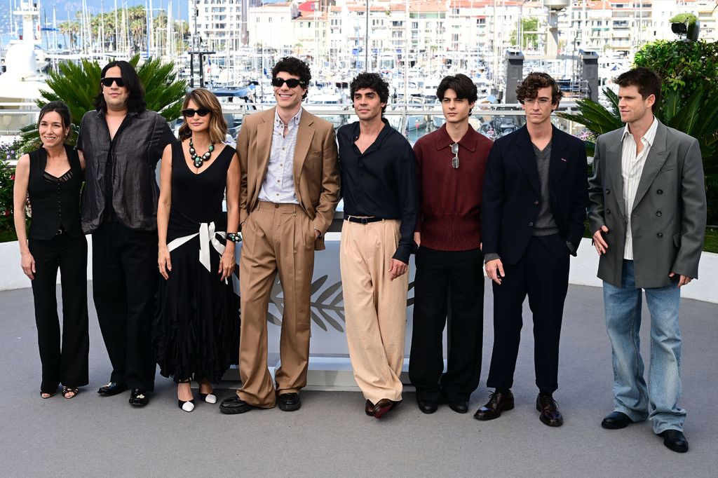 Javier Calvo y Javier Ambrosi, con el reparto de la película, durante la presentación de la cinta en Cannes.