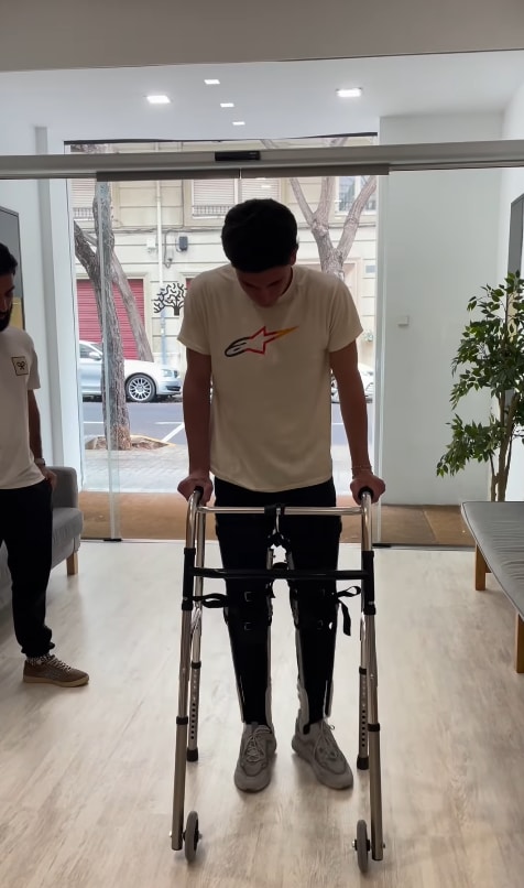 Carlos ha compartido ilusionado un vídeo dadno sus primeros pasos tras el accidente 