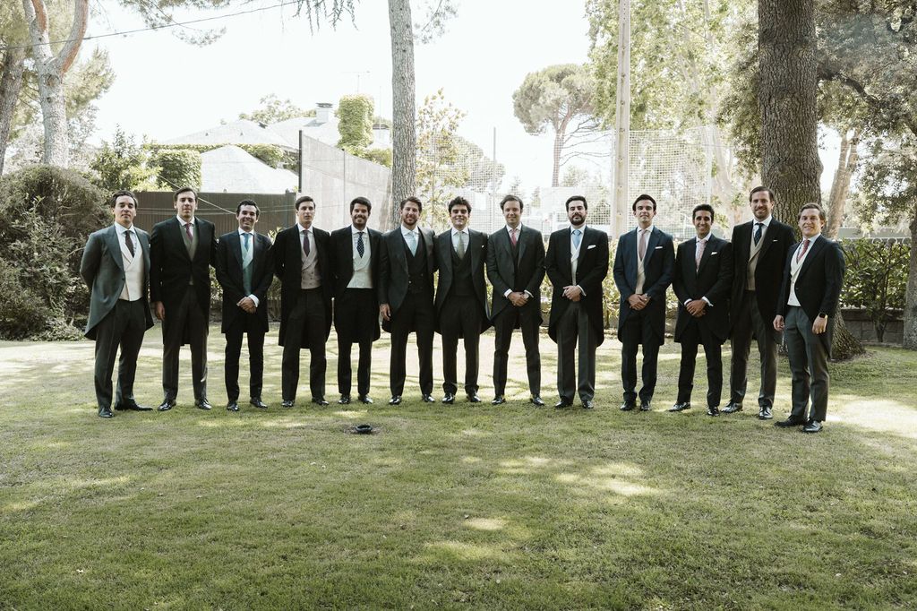 Los testigos del novio, todos con chaqué.