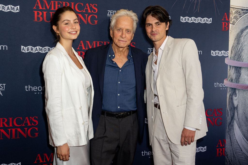 Michael Douglas con sus hijos Carys y Dylan en un estreno en Nueva York el 10 de julio de 2024