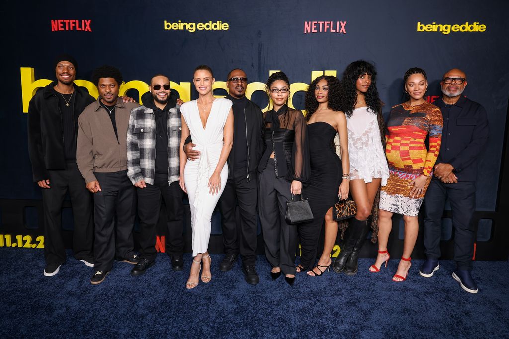 Eddie Murphy rodeado por su familia