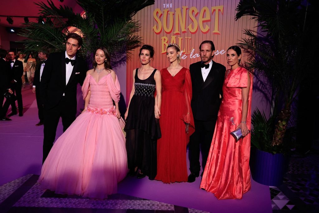 Mónaco ha vuelto a desplegar su elegancia para celebrar la 69ª edición del icónico Baile de la Rosa, el evento benéfico más esperado y, al mismo tiempo, el más glamuroso y emblemático del año. Presidida por la princesa Carolina de Mónaco, esta noche mágica tuvo lugar, una vez más, en la deslumbrante Salle des Étoiles del Sporting de Montecarlo, reuniendo a la familia real monegasca, miembros de la alta sociedad, celebridades internacionales y figuras destacadas del arte, la moda y el entretenimiento. España, presente en la gran noche monegasca Como cada año, España estuvo representada en esta velada única. En esta ocasión, la prestigiosa coreógrafa y bailarina Blanca Li aportó su talento al evento, dejando su sello en una noche inolvidable para el Principado. Con una trayectoria que abarca la danza contemporánea, el flamenco y el hip-hop, y colaboraciones con figuras como Beyoncé, Daft Punk y el Ballet de la Ópera de París, su participación fue uno de los momentos más especiales del espectáculo. Un viaje sensorial al Caribe Bajo el tema "El Baile de la Rosa al Atardecer", el diseñador Christian Louboutin, director artístico por cuarto año consecutivo, creó una atmósfera espectacular que transportó a los asistentes a un exótico bosque caribeño. La Salle des Étoiles fue completamente transformada con una exuberante decoración floral en tonos vibrantes, evocando un auténtico paraíso tropical. El Monaco Sunset Bar, diseñado como un idílico café junto al mar, ofreció a los invitados una experiencia inmersiva, donde disfrutaron de cócteles al ritmo de la música caribeña y el reguetón, con la sensación de la arena bajo sus pies mientras contemplaban una puesta de sol de ensueño. Los Grimaldi, protagonistas de la velada Como cada año, la familia Grimaldi fue el centro de todas las miradas. La princesa Carolina, radiante y elegante, deslumbró con un vestido blanco de hombro asimétrico adornado con delicados detalles florales en plata. A su lado, el príncipe Alberto hizo su entrada acompañado por la princesa Charlène, quien sorprendió con un diseño asimétrico semitransparente de encaje turquesa, una fusión entre túnica y vestido de gran originalidad de Dolce & Gabbana.  El Caribe fue el gran protagonista de la noche, reflejado en una paleta cromática vibrante que se hizo notar en los estilismos de las invitadas. Alejandra de Hannover deslumbró con un voluminoso diseño de tul rosa chicle con hombros descubiertos y delicadas rosas en la cintura, mientras su pareja, el alemán Ben-Sylvester Strautmann, se aseguraba de que luciera impecable en las fotografías, ajustando con mimo la falda de su vestido de Giambattista Valli. Beatrice Borromeo apostó por la sofisticación con un vestido de gasa roja drapeada y plisada de Christian Dior, aunque lo que realmente acaparó miradas fue su elaborado peinado: una trenza a modo de tiara, rematada con una coleta. Por su parte, Tatiana Santo Domingo optó por un tono coral con un sutil aire étnico, en un diseño confeccionado en jacquard de mezcla de lino tejido con claveles. La pieza, adornada con detalles de cuentas, un lazo extragrande y paneles asimétricos, se complementó con un impecable moño bajo pulido. En contraste, Carlota Casiraghi rompió con la explosión de color al elegir un vestido negro de corte princesa, que definía su silueta con un corsé enjoyado creado por Chanel. Su apuesta por una estética más neutra y sofisticada se completó con un desenfadado moño. Pierre y Andrea Casiraghi tampoco pasaron desapercibidos, luciendo esmóquines en contraste: uno en clásico negro y el otro en impoluto blanco, añadiendo un elegante juego de opuestos a la velada  Un espectáculo inolvidable El programa artístico del evento fue, como siempre, deslumbrante. Blanca Li, una de las coreógrafas más influyentes del mundo, aportó su creatividad al espectáculo, enriqueciendo la velada con su innovadora visión de la danza. Además, el público vibró con la música de Ebony Steel Band, el legendario grupo británico, y con el colectivo guadalupeño Kozéika Panam, que contagió la energía del Caribe con su propuesta musical. También destacó la participación del grupo de carnaval Ethnick'97, que celebró 25 años de tradición, y la DJ parisina Carla Genus, encargada de hacer bailar a los invitados hasta el amanecer. La noche culminó con la actuación estelar de Earth, Wind & Fire Experience by Al McKay. El guitarrista original de la icónica banda, acompañado de artistas legendarios, hizo revivir grandes éxitos como September y Boogie Wonderland, cerrando la velada con un espectáculo vibrante. Un homenaje a ediciones pasadas El Baile de la Rosa 2025 presentó una atmósfera completamente distinta a la de su edición anterior, cuando el evento rindió un electrizante homenaje a la música disco de los años 70. En aquella ocasión, la sala se transformó en un escenario brillante con bolas de espejos y luces fucsia, con actuaciones de estrellas como Gloria Gaynor, Shangela y Chad Michaels, transportando a los asistentes a la era dorada de Studio 54. El 2024 también fue testigo de un momento muy especial: el regreso de la princesa Charlène de Mónaco al Baile de la Rosa después de más de una década de ausencia. Su reaparición, con un deslumbrante vestido plateado, simbolizó su plena reintegración en la vida pública del Principado. Una tradición de lujo y glamour Iniciada en los años 50 por la princesa Grace de Mónaco, la tradición del Baile de la Rosa sigue siendo uno de los eventos más exclusivos del Principado. A lo largo de los años, diseñadores de renombre como el desaparecido Karl Lagerfeld y, en la actualidad, Christian Louboutin, han trabajado junto a la princesa Carolina para crear escenarios únicos que capturan la esencia de cada edición. Tras el homenaje a la música disco en 2024, este año la gala adoptó un enfoque más abstracto y tropical, rindiendo tributo a la cultura caribeña con una propuesta fresca y vibrante que sorprendió a los asistentes. Presencia española en la historia del Baile de la Rosa El evento ha contado con la participación de destacadas personalidades españolas. En 2008, el director Pedro Almodóvar fue el invitado de honor en una edición dedicada a la Movida Madrileña, donde estuvo acompañado por la actriz Rossy de Palma, Bibiana Fernández, Alaska y Mario Vaquerizo. Otros nombres destacados han sido la cantante Isabel Pantoja, que deslumbró en 2023, y la diseñadora Ágatha Ruiz de la Prada, quien en 2024 continuó la tradición de representación española en la gala. Además, la cantaora Carmen Linares, galardonada con el Premio Princesa de Asturias de las Artes 2022, emocionó a los asistentes con su interpretación, recibiendo una ovación de la familia Grimaldi. Por su parte, Luz Casal conmovió con su emblemático Piensa en mí, tema principal de Tacones lejanos, uno de los grandes filmes de Almodóvar. Otras personalidades españolas que han asistido al Baile de la Rosa incluyen a Borja Thyssen y Blanca Cuesta, Fernando Fernández Tapias y Nuria González, así como la modelo y empresaria Mar Flores. Más que un evento, una causa benéfica Más allá del lujo y el esplendor, el Baile de la Rosa mantiene su compromiso con la solidaridad. Como cada año, los fondos recaudados se destinarán a la Fundación Princesa Grace, que apoya a niños en situación de vulnerabilidad y financia programas humanitarios. El Baile de la Rosa 2025 ha vuelto a demostrar que es mucho más que un evento social: es un símbolo de glamour, tradición y filantropía. Mientras la música sigue sonando y los invitados se entregan al baile, ya comienza la cuenta regresiva para la próxima edición, que, sin duda, volverá a sorprender y maravillar al mundo.