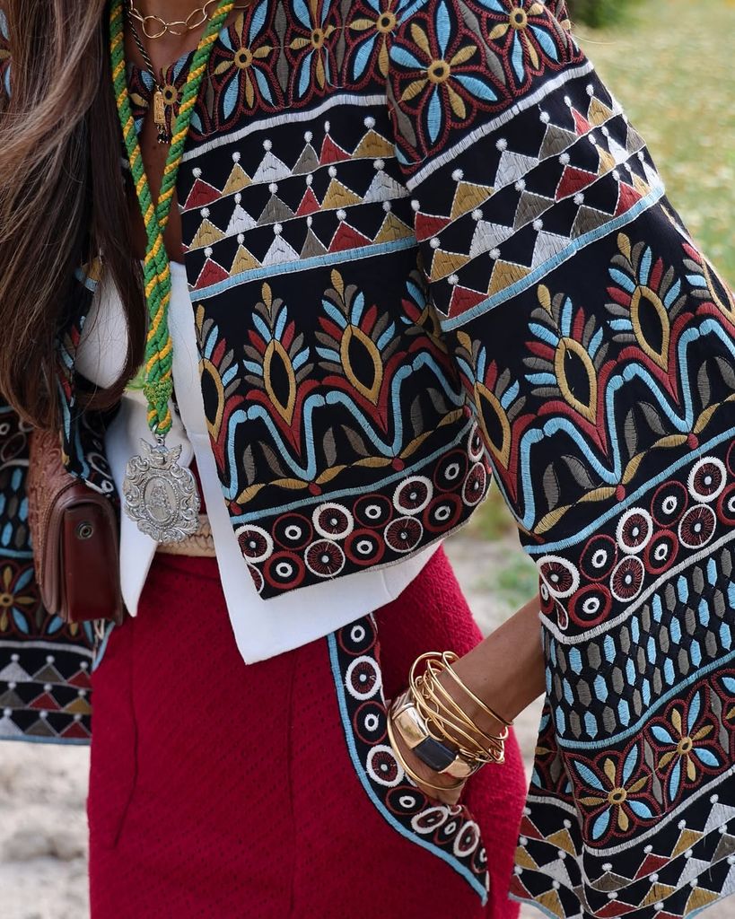 Rocío Osorno diseña su propio look para El Rocío: chaqueta con bordado étnico y falda de flamenca