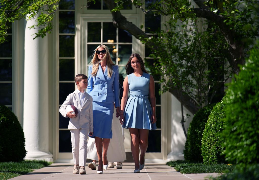 Ivanka Trump y su hija visten de azul para la visita de los Eagles a la Casa Blanca