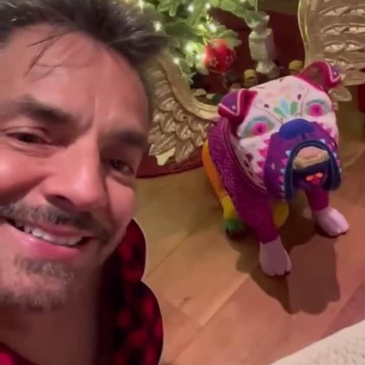 Eugenio Derbez y la figura de su perrita, Fiona