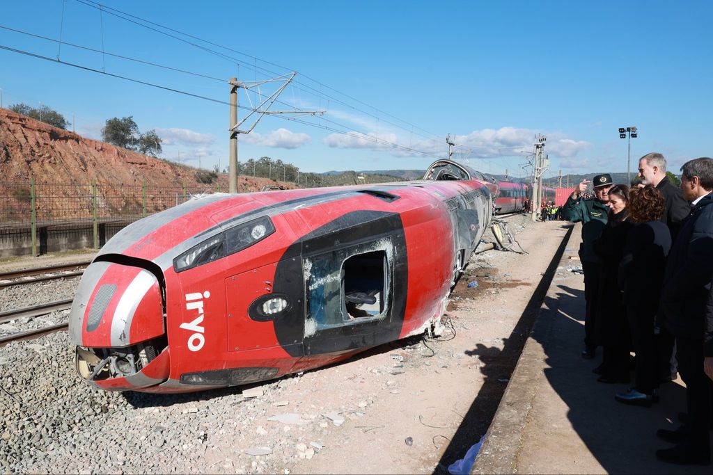 Los Reyes con uno de los trenes accidentado 