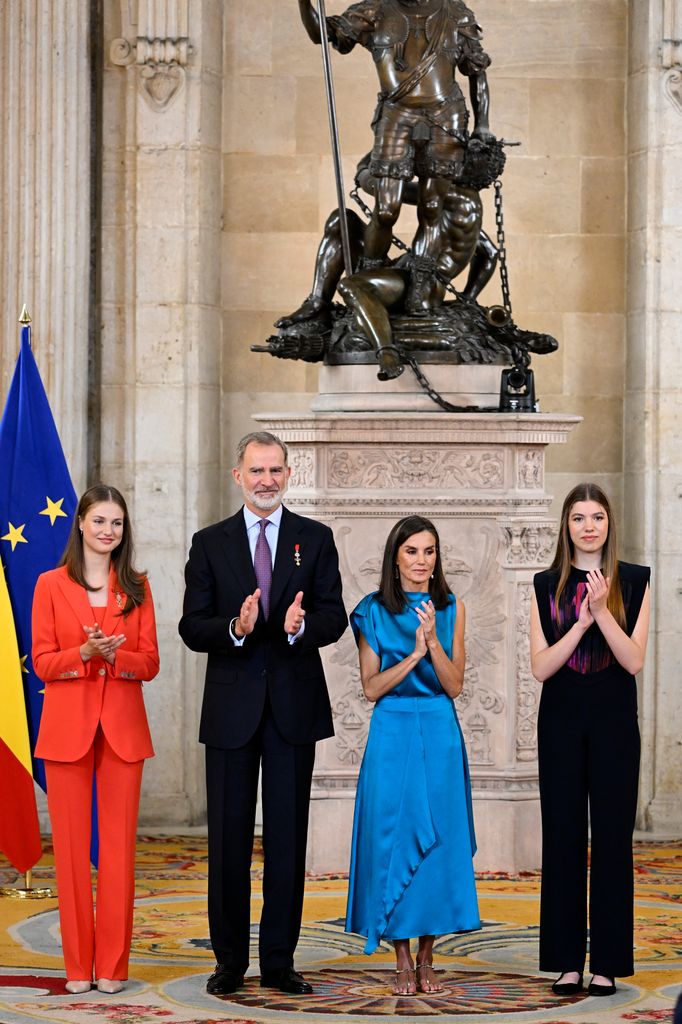 Leonor viste de traje rojo
