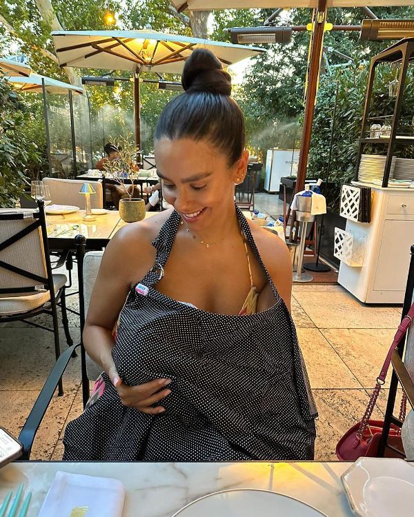 Cristina Pedroche dando el pecho