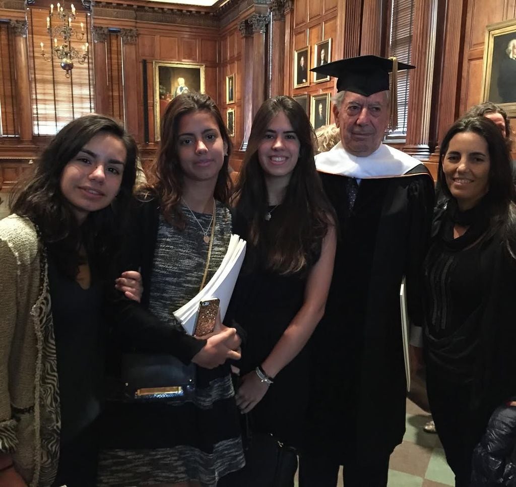 Mario Vargas Llosa con sus nietas