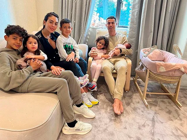 Georgina Rodríguez con Cristiano Ronaldo y sus cinco hijos.