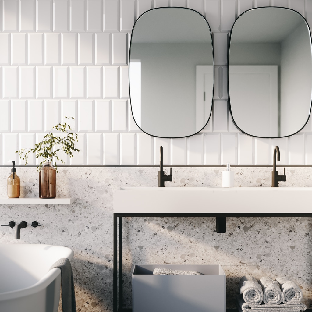 Baño con azulejos blancos